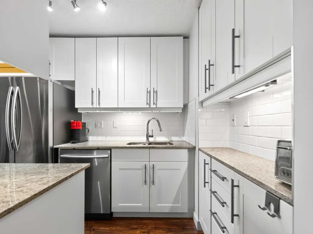 537 14 Avenue SW Calgary AB T2R 0M7