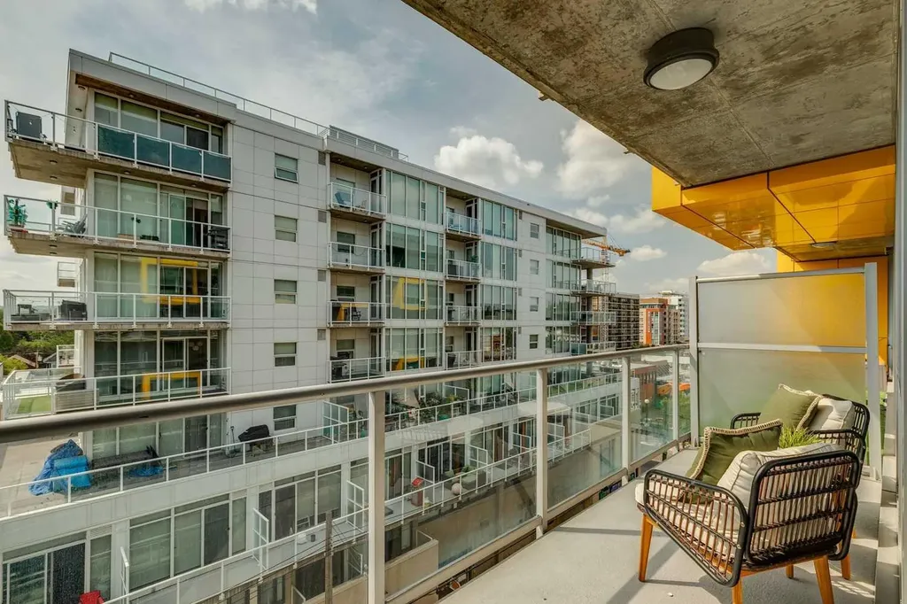 235 9a Street NW Calgary AB T2N 4H7