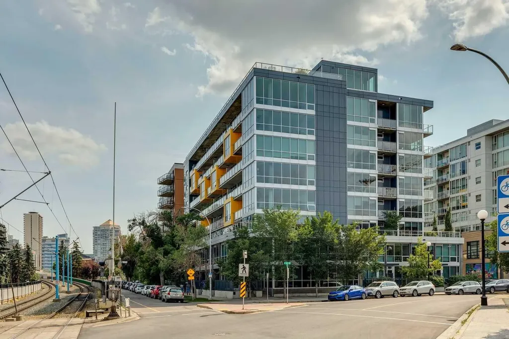 235 9a Street NW Calgary AB T2N 4H7