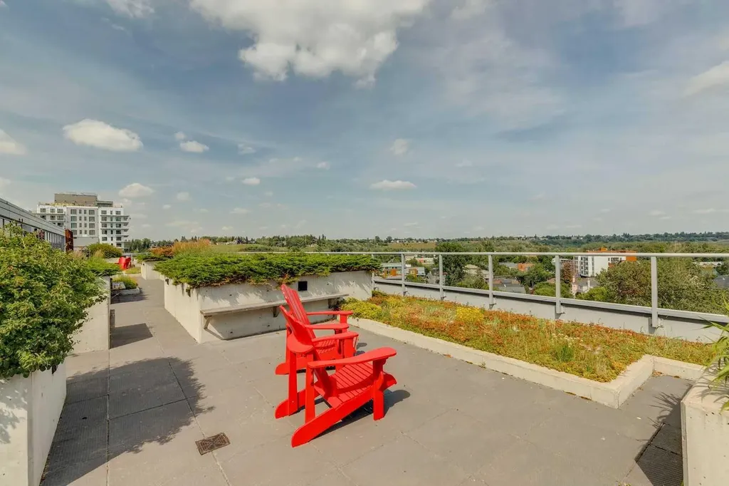 235 9a Street NW Calgary AB T2N 4H7