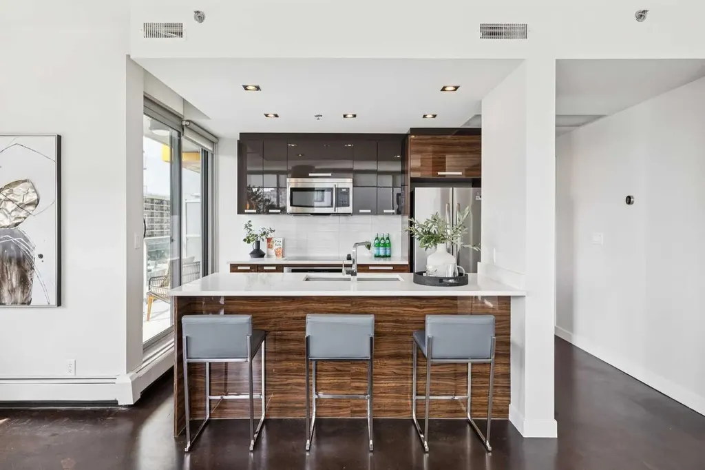 235 9a Street NW Calgary AB T2N 4H7