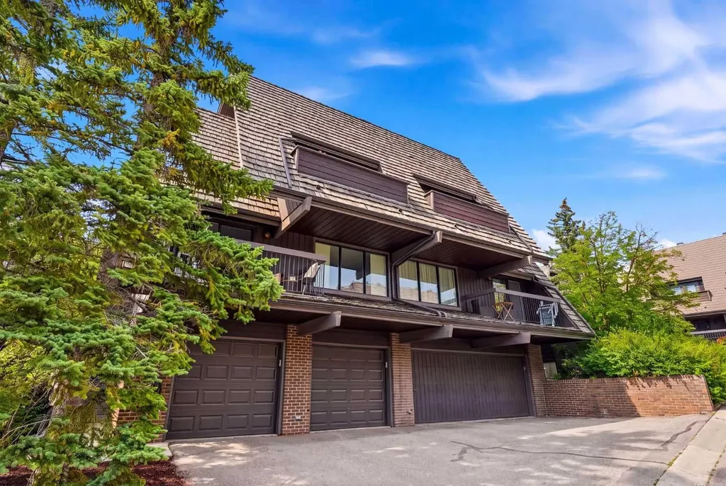 700 Ranch Estates Place NW Calgary AB T3G 1M2