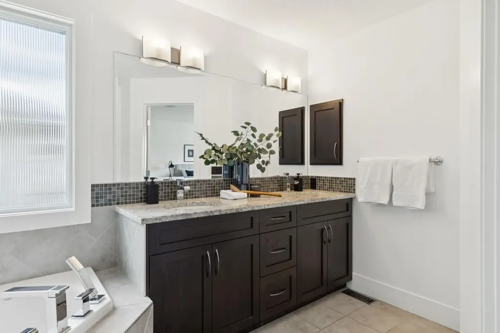 40 Val Gardena Court SW Calgary AB T3H 0L4