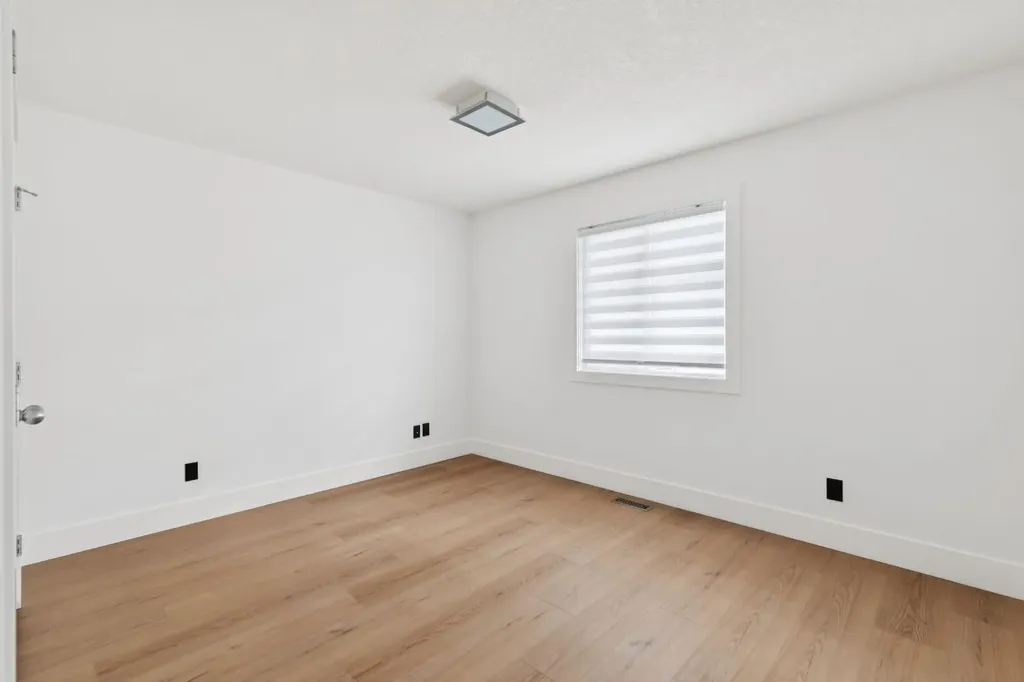 40 Val Gardena Court SW Calgary AB T3H 0L4