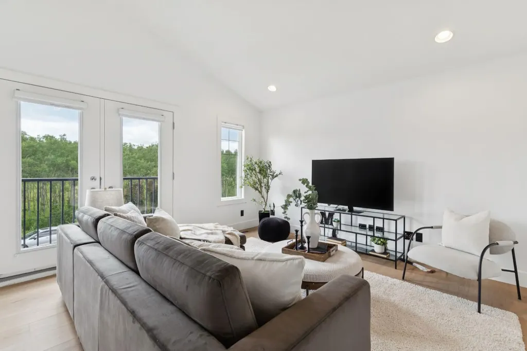 40 Val Gardena Court SW Calgary AB T3H 0L4
