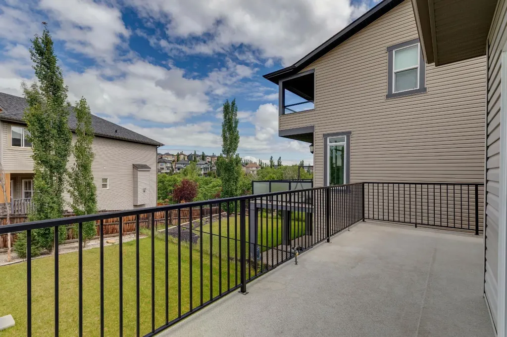 40 Val Gardena Court SW Calgary AB T3H 0L4
