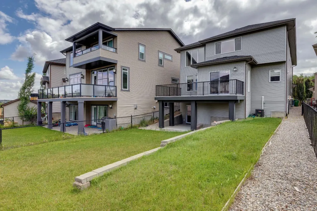 40 Val Gardena Court SW Calgary AB T3H 0L4