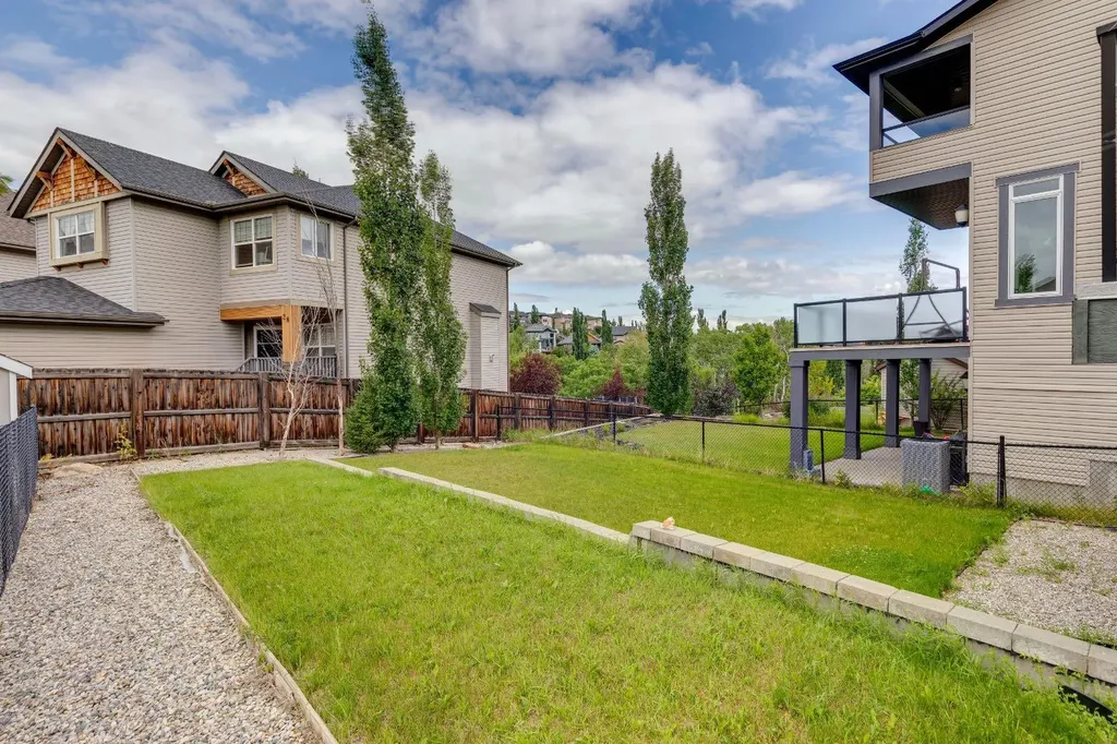 40 Val Gardena Court SW Calgary AB T3H 0L4
