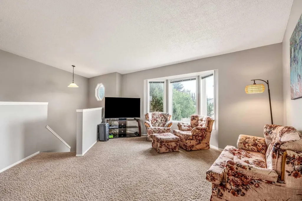 194 Mt Blakiston Road W Lethbridge AB T1K 6M5