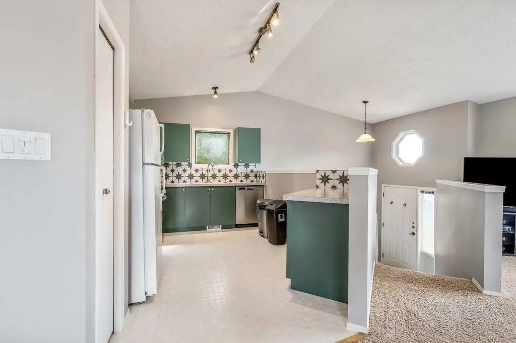 194 Mt Blakiston Road W Lethbridge AB T1K 6M5