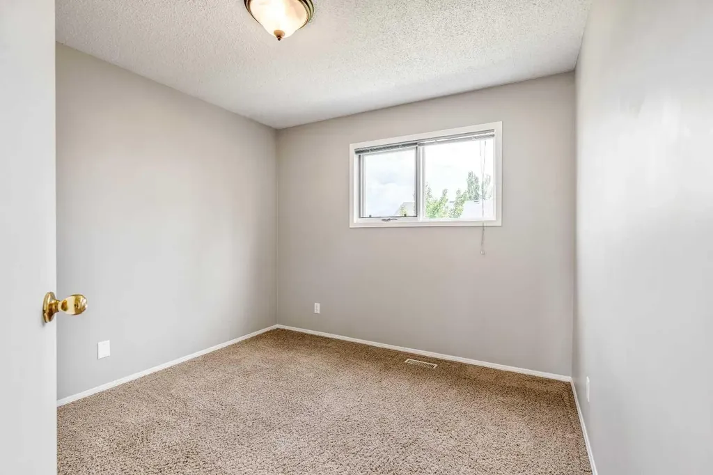 194 Mt Blakiston Road W Lethbridge AB T1K 6M5