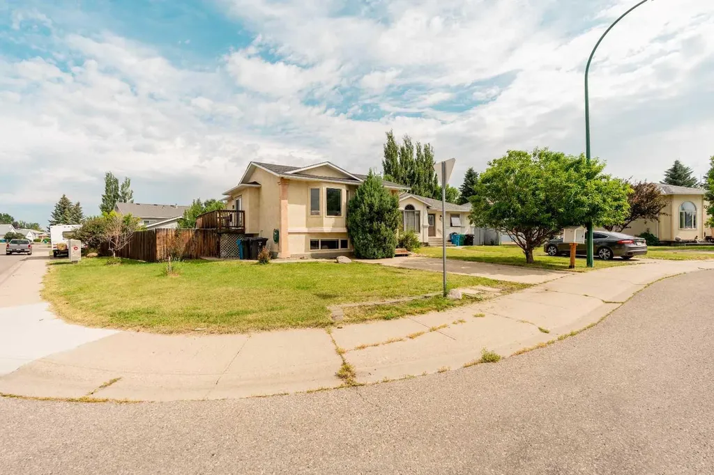 194 Mt Blakiston Road W Lethbridge AB T1K 6M5