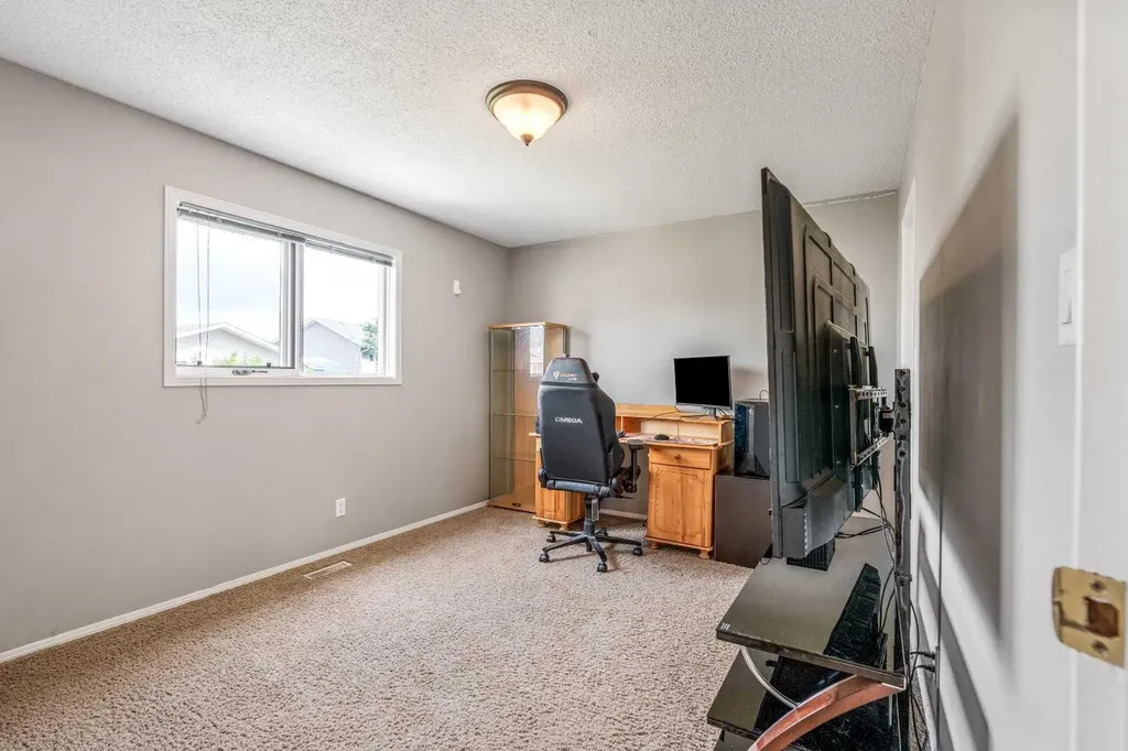 194 Mt Blakiston Road W Lethbridge AB T1K 6M5