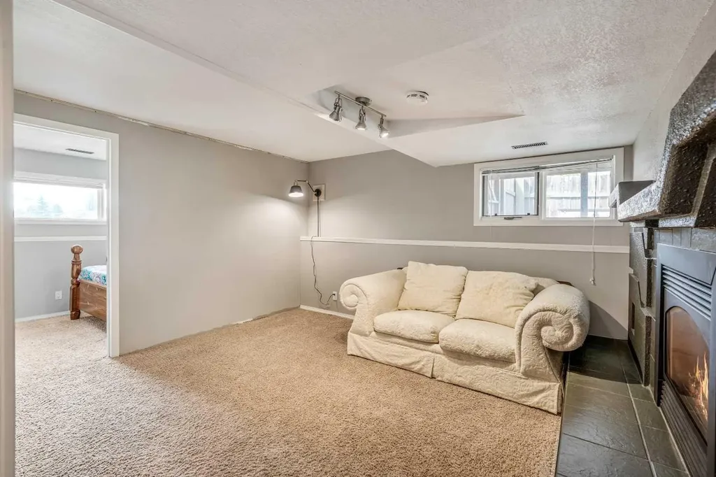 194 Mt Blakiston Road W Lethbridge AB T1K 6M5