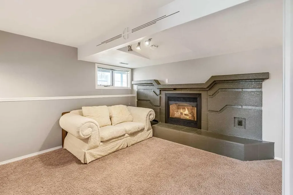 194 Mt Blakiston Road W Lethbridge AB T1K 6M5
