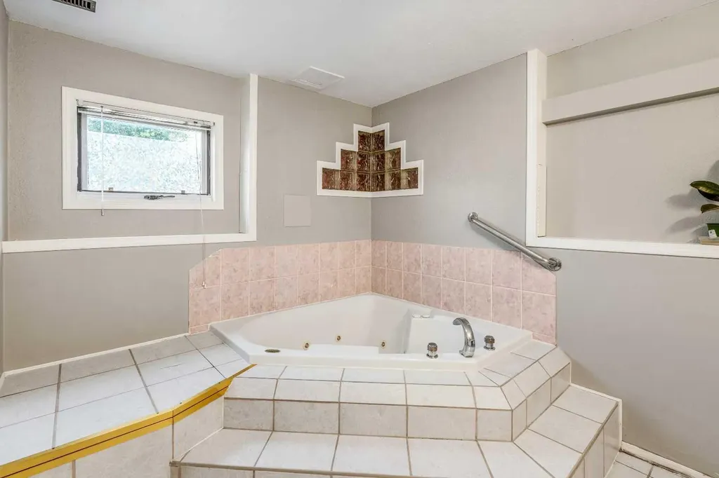 194 Mt Blakiston Road W Lethbridge AB T1K 6M5