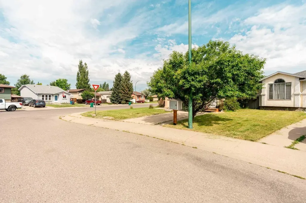 194 Mt Blakiston Road W Lethbridge AB T1K 6M5