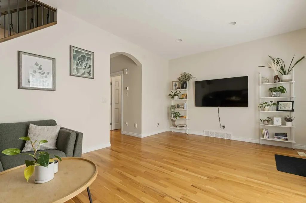 423 13 Avenue NE Calgary AB T2E 1C3