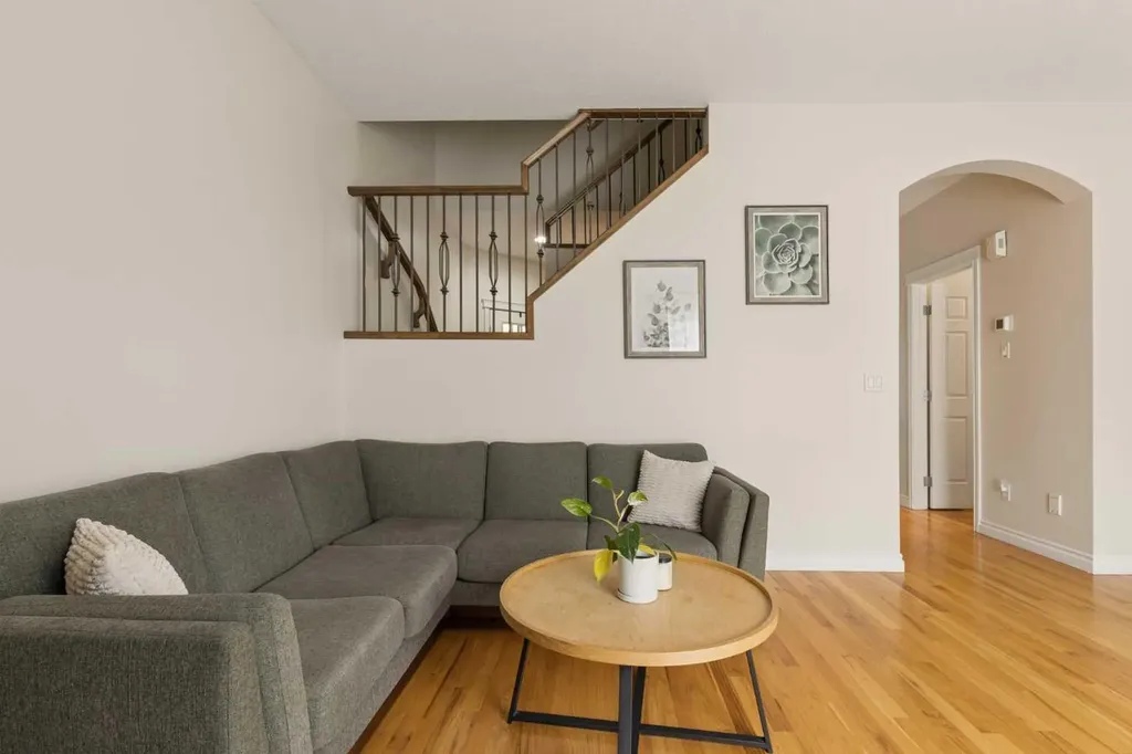 423 13 Avenue NE Calgary AB T2E 1C3