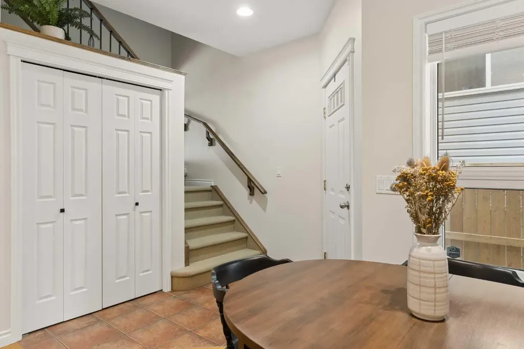 423 13 Avenue NE Calgary AB T2E 1C3
