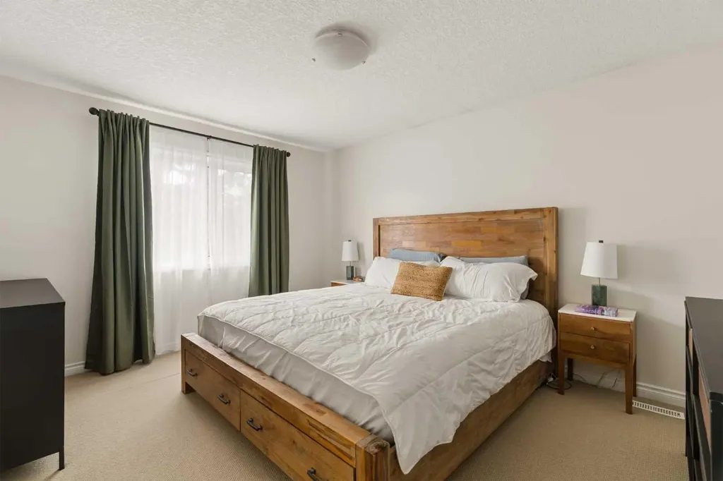 423 13 Avenue NE Calgary AB T2E 1C3