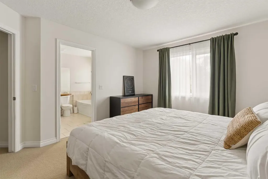 423 13 Avenue NE Calgary AB T2E 1C3