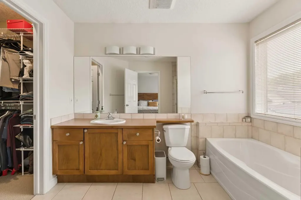 423 13 Avenue NE Calgary AB T2E 1C3