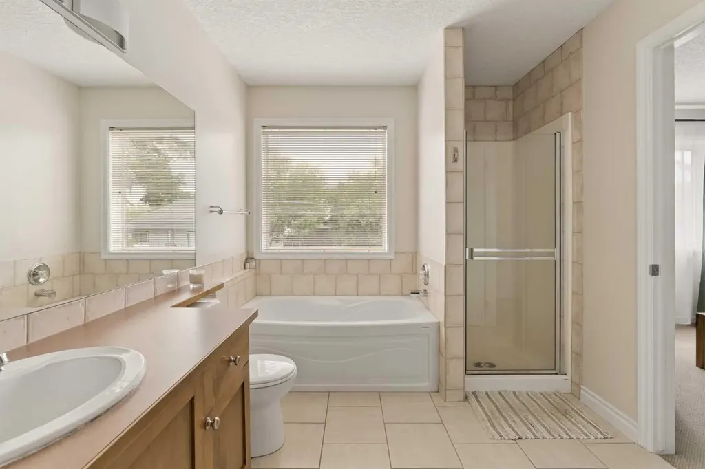 423 13 Avenue NE Calgary AB T2E 1C3