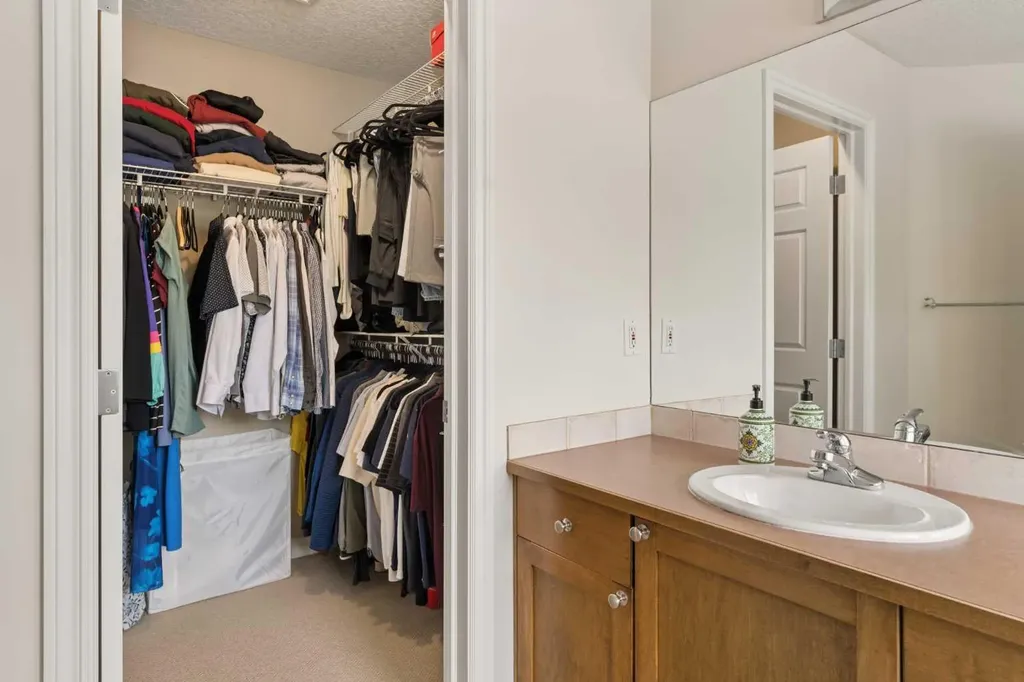 423 13 Avenue NE Calgary AB T2E 1C3