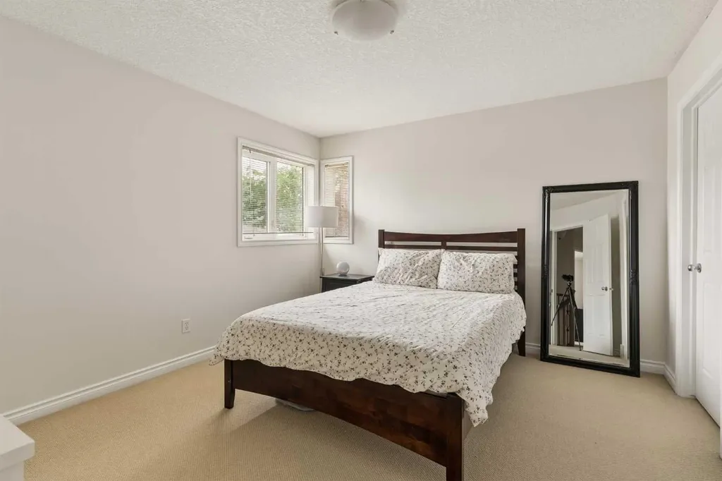 423 13 Avenue NE Calgary AB T2E 1C3