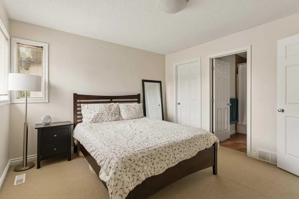 423 13 Avenue NE Calgary AB T2E 1C3
