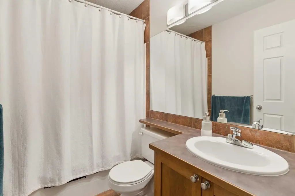423 13 Avenue NE Calgary AB T2E 1C3
