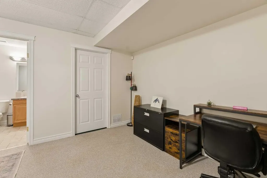 423 13 Avenue NE Calgary AB T2E 1C3
