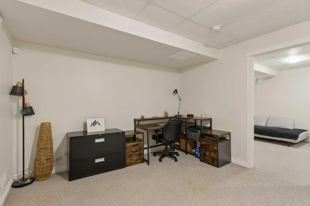423 13 Avenue NE Calgary AB T2E 1C3