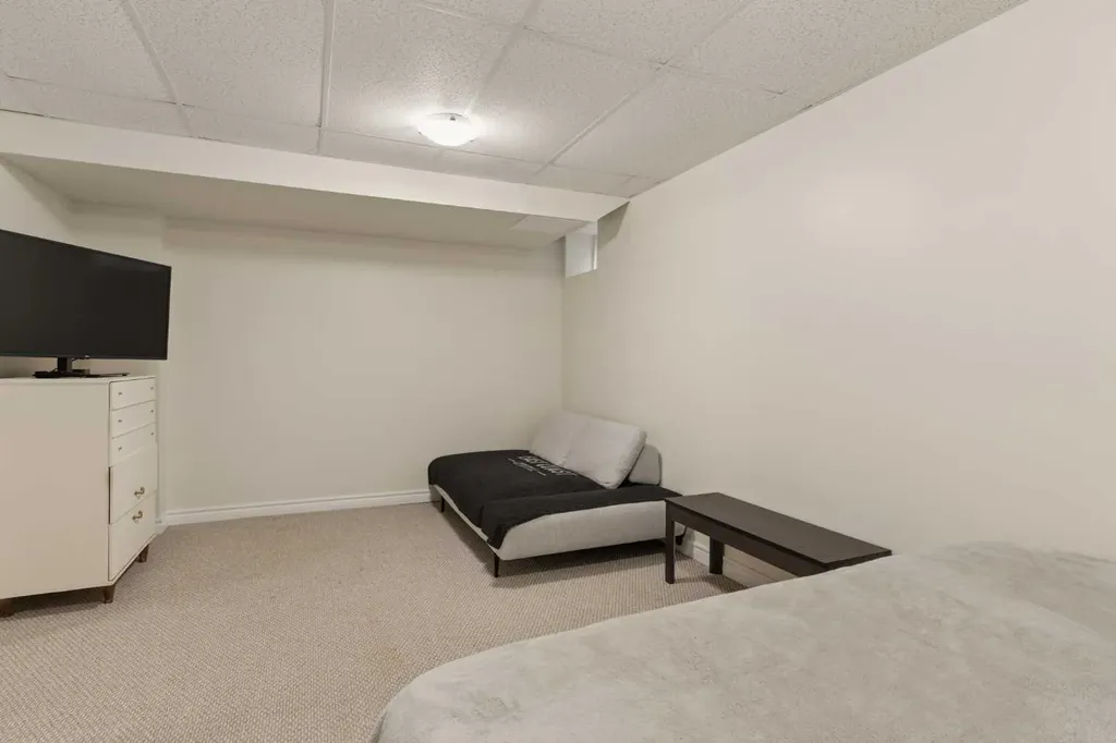 423 13 Avenue NE Calgary AB T2E 1C3