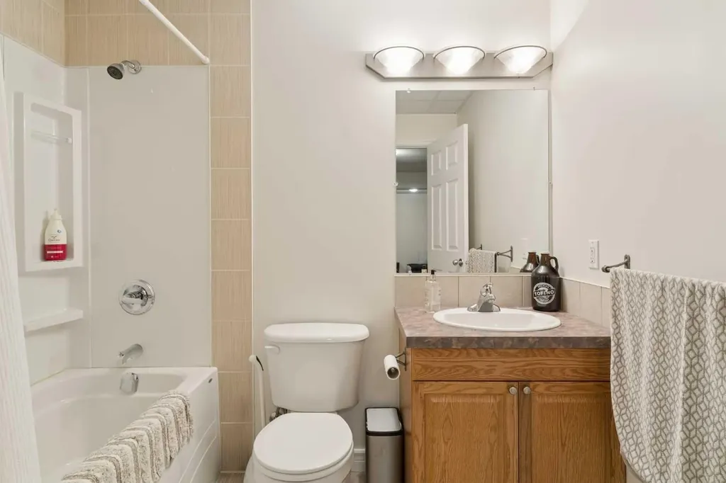 423 13 Avenue NE Calgary AB T2E 1C3