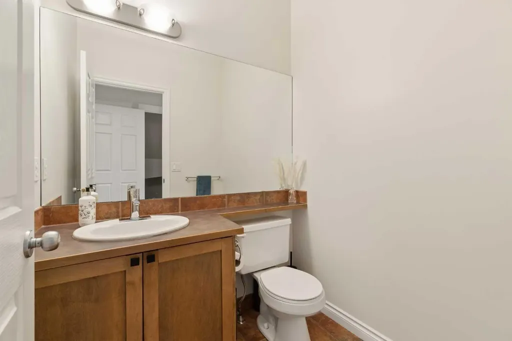 423 13 Avenue NE Calgary AB T2E 1C3