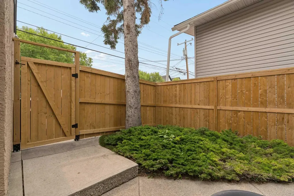 423 13 Avenue NE Calgary AB T2E 1C3