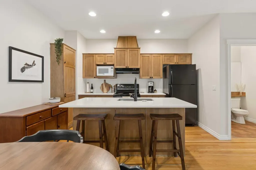 423 13 Avenue NE Calgary AB T2E 1C3