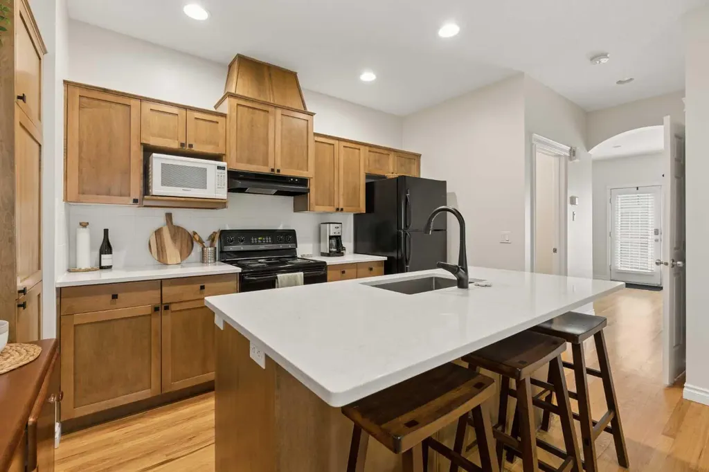 423 13 Avenue NE Calgary AB T2E 1C3
