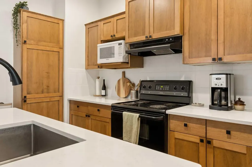 423 13 Avenue NE Calgary AB T2E 1C3