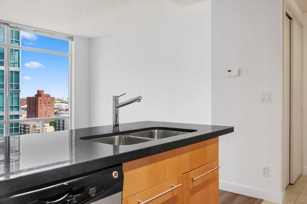 215 13 Avenue SW Calgary AB T2R 0V6