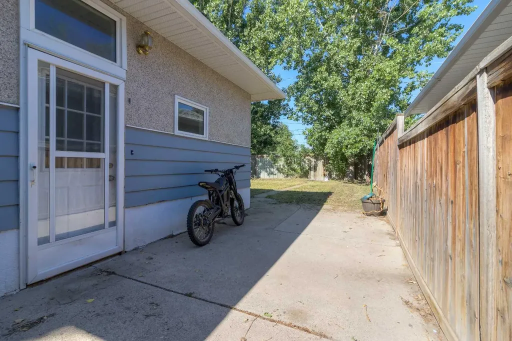 830 9 Street N Lethbridge AB T1H1Z5