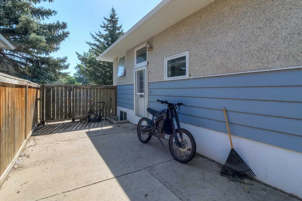 830 9 Street N Lethbridge AB T1H1Z5