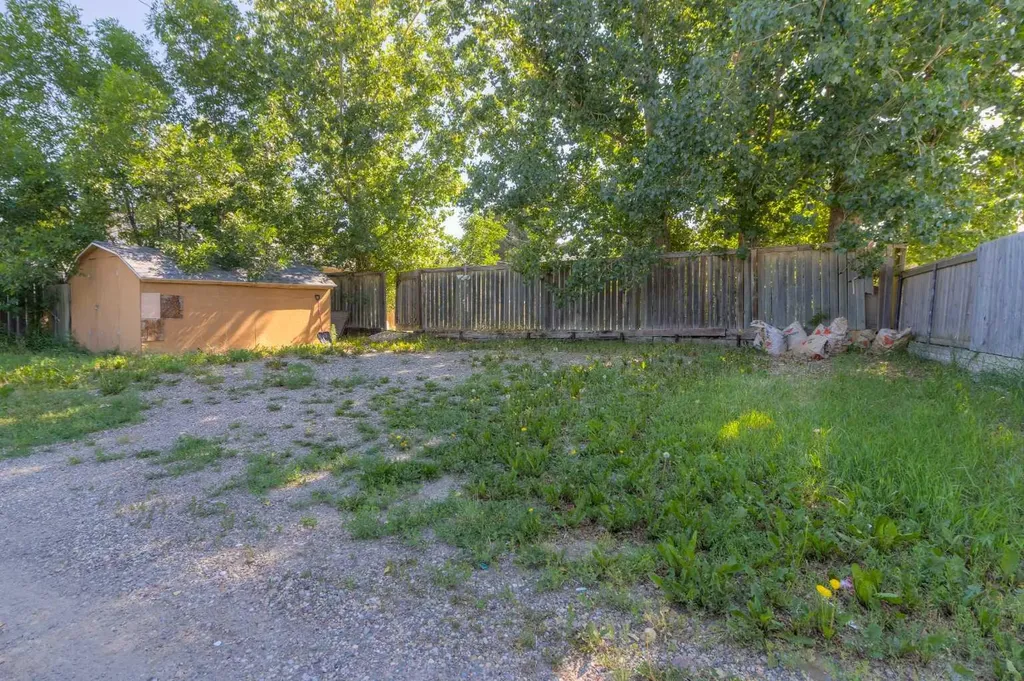 830 9 Street N Lethbridge AB T1H1Z5