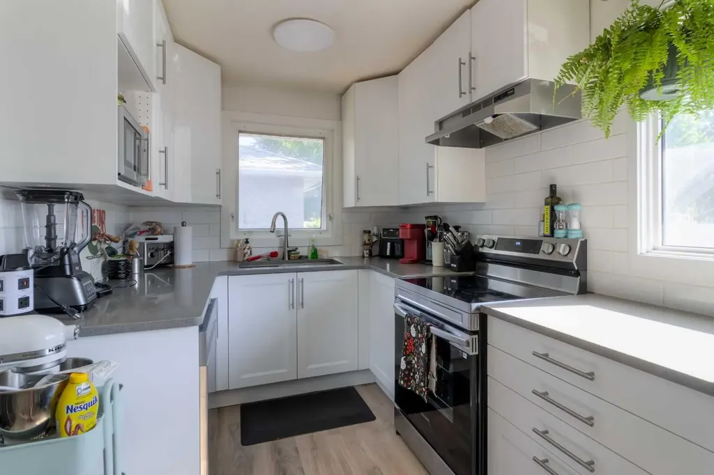830 9 Street N Lethbridge AB T1H1Z5