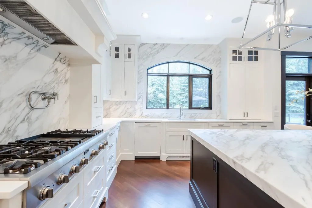 116 Lynx Ridge Road NW Calgary AB T3L 2M4