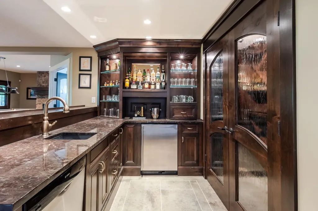 116 Lynx Ridge Road NW Calgary AB T3L 2M4