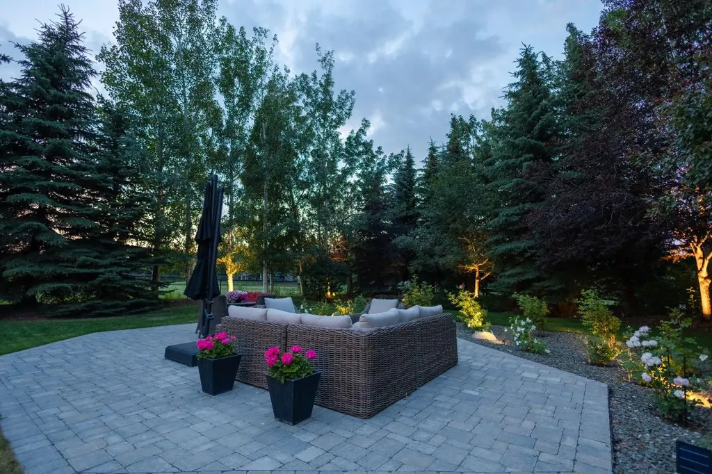 116 Lynx Ridge Road NW Calgary AB T3L 2M4