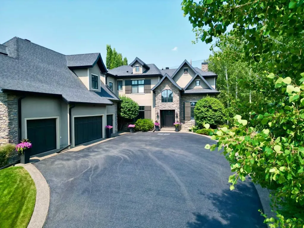 116 Lynx Ridge Road NW Calgary AB T3L 2M4